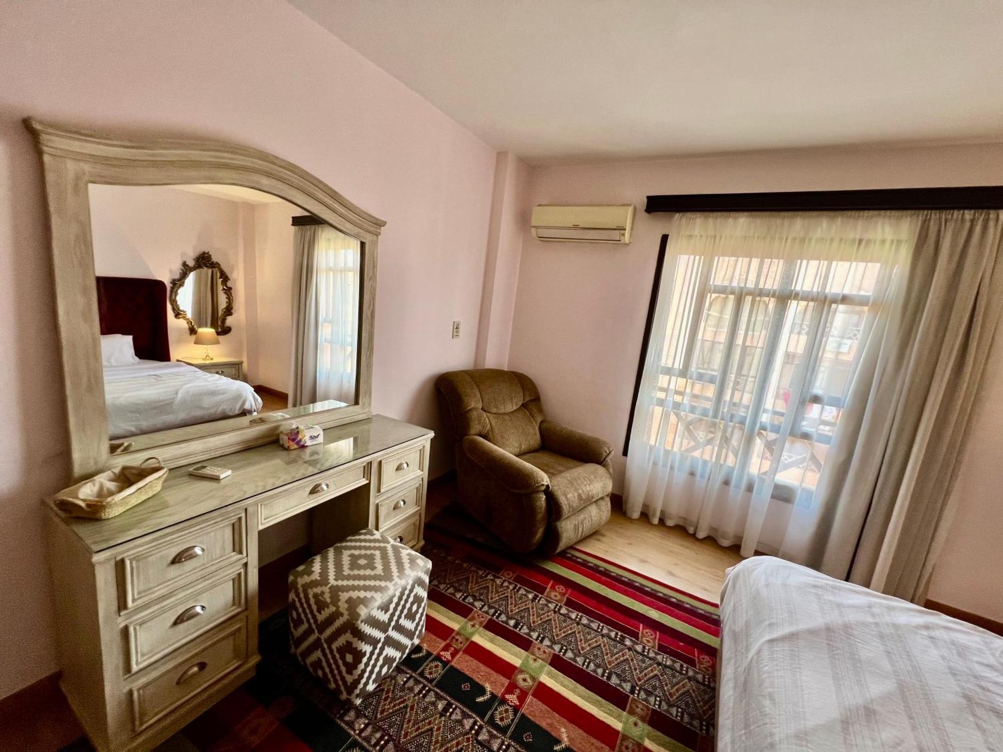 Luxurious 3 Bedroom Rustic Apartment Overlooking Huge Garden - For Families And Couples Каир Экстерьер фото
