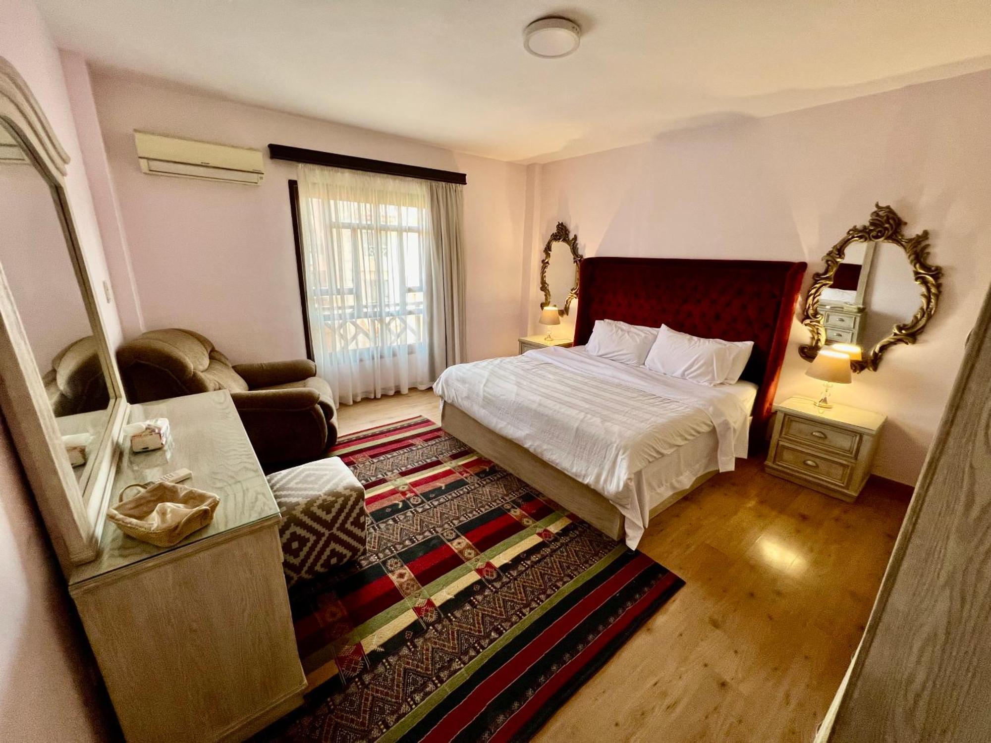 Luxurious 3 Bedroom Rustic Apartment Overlooking Huge Garden - For Families And Couples Каир Экстерьер фото